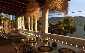 Seaview Apartment - Poros Relaxing Beachfront Flat